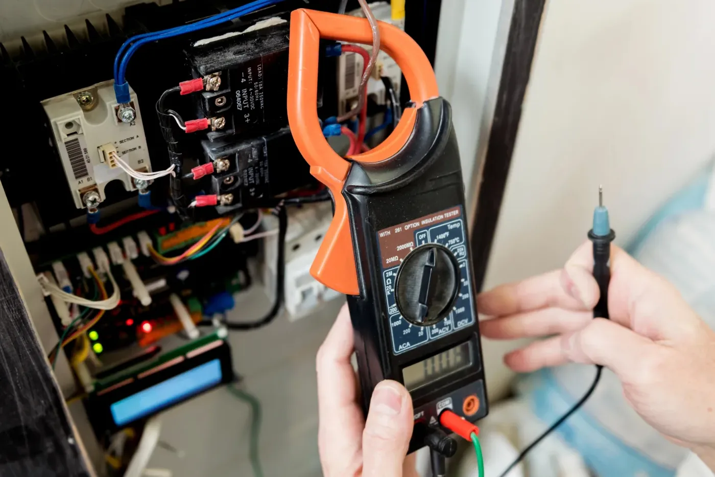 Électricien indépendant intervenant sur un tableau électrique à Massy (91300)